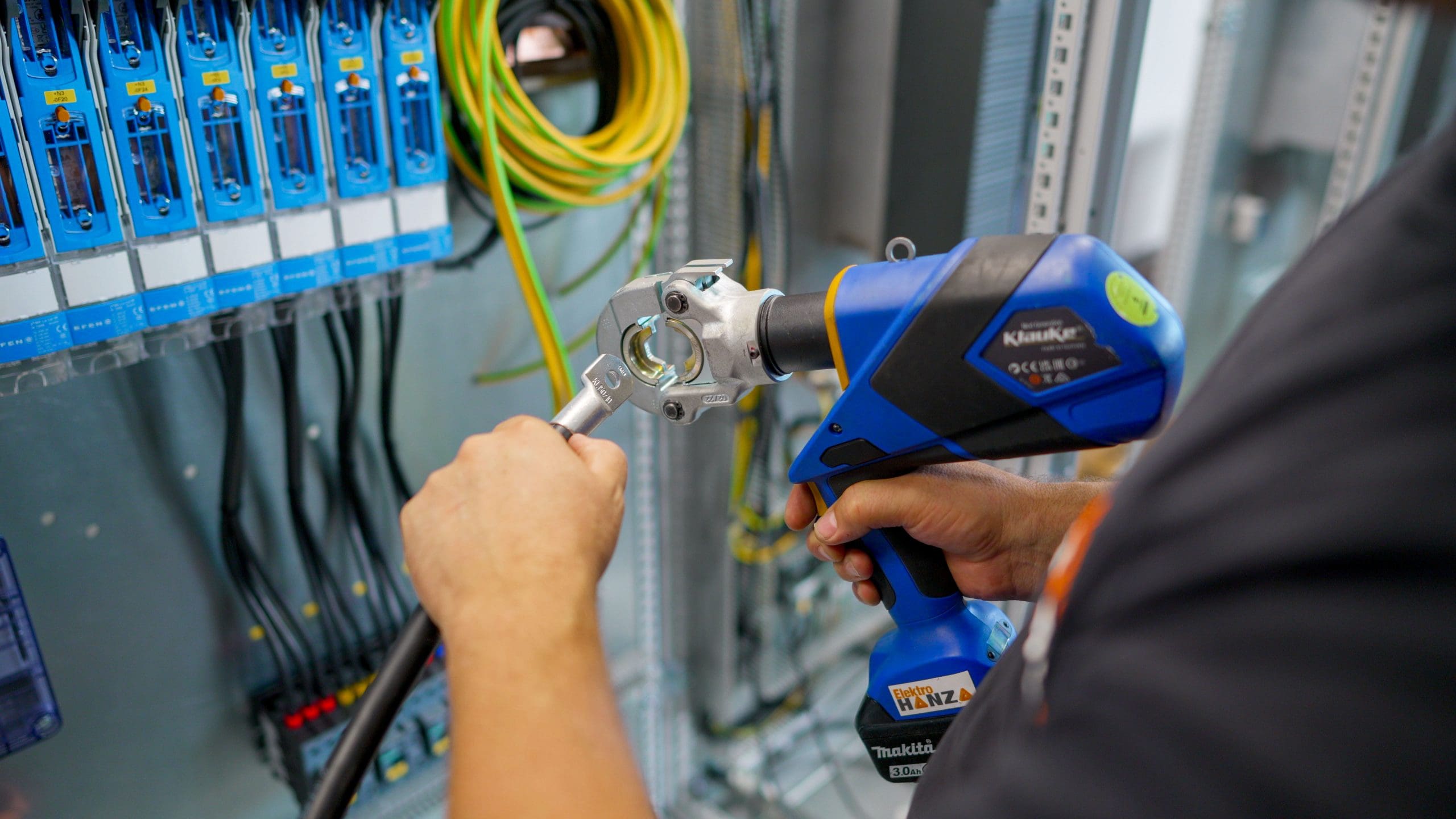 Elektroinštalacije močnega toka v industrijskem objektu