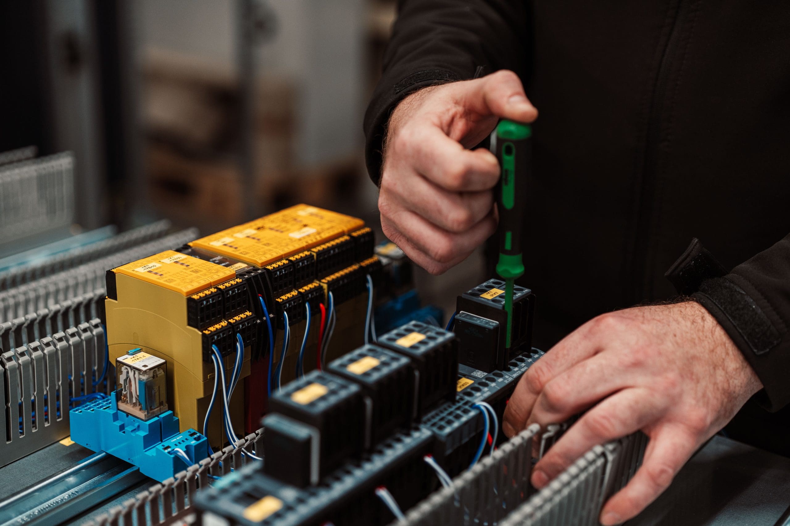 Montaža komponent elektro omare